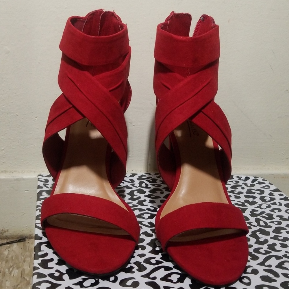 Strappy shoes